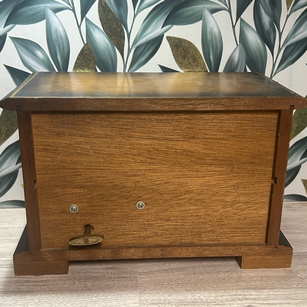 Vintage Wooden Musical Jewelry Box with Six Brooches - Picture 5 of 12